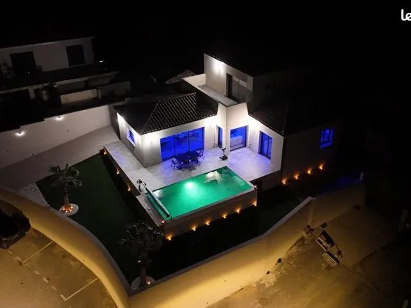 Villa contemporaine avec piscine chauffée & jacuzzi - 4 chambres - prestations haut de gamme -