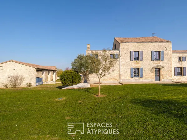 Domaine familial en pierre et ses dépendances à proximité de Niort