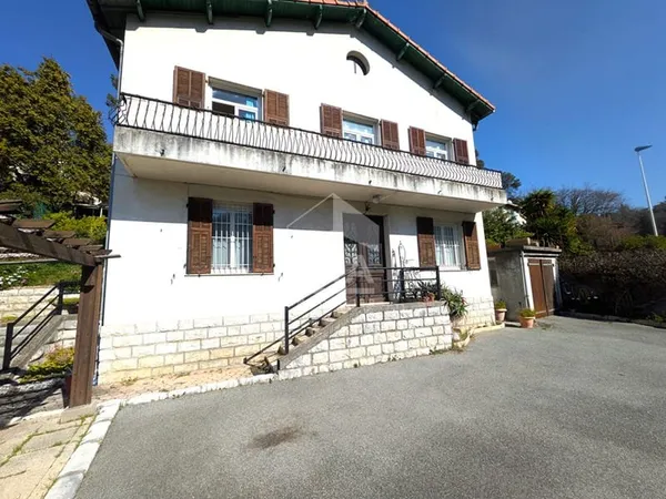 Maison familiale à fort potentiel avec grand terrain de 3000 m², combles aménageables et exposition 