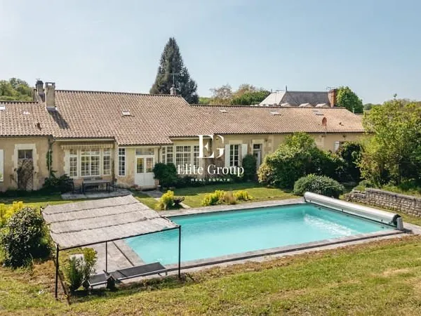 À VENDRE MAISON DE CARACTÈRE À MOUTHIERS-SUR-BOËME - 341 M2