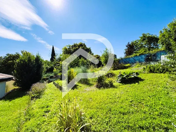 Secteur TAGNON - EXCLUSIVITE - A VENDRE - Maison de type 6 avec jardin, garages et dépendances !!