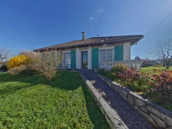 Maison en bon état à L Isle Jourdain 86 proche commerces