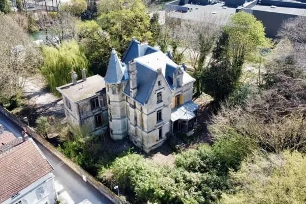 Bijzonder historisch herenhuis (1886) met ommuurde tuin