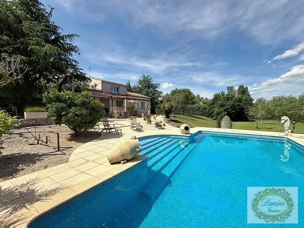 Villa 132m2 jardin paysager 5320 m2 sans vis-à-vis Piscine