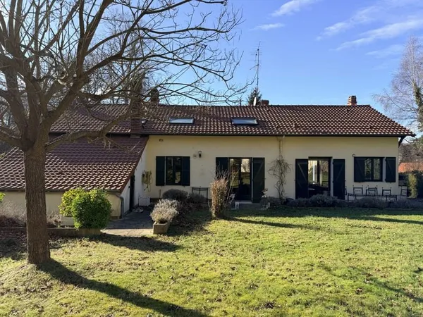MAISON ANCIENNE AVEC JARDIN