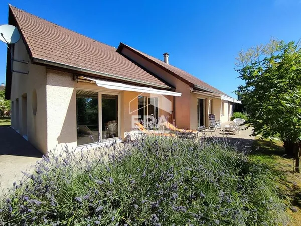 Maison d'architecte , Pesmes 6 pièce(s) 250 m² sur un terrain clôt et arboré de 5600 m²