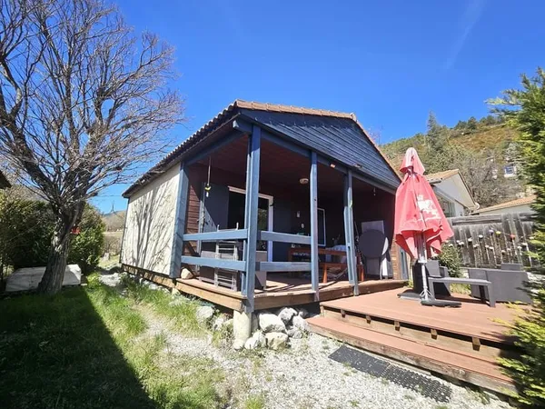 Habitation Légère de type chalet avec terrasses, terrain, à proximité immédiate du Lac de Castillon