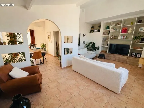 Duplex contemporain, idéalement situé à proximité de la Croisette et des plages, au calme