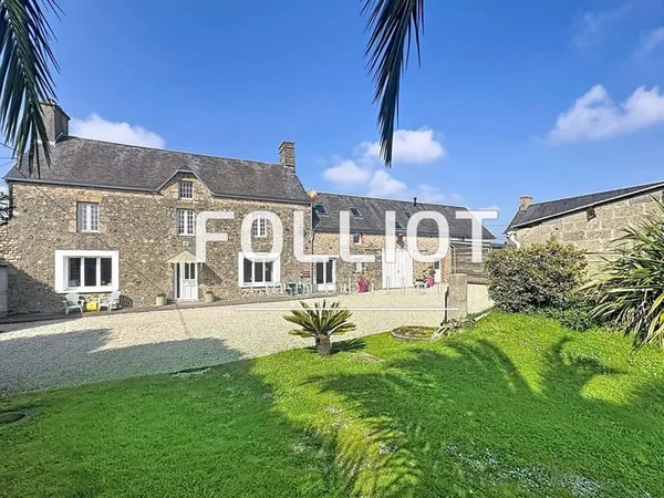 A VENDRE Maison en pierre et ses annexes, proche mer, grand terrain
