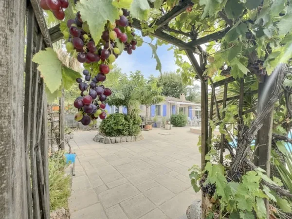 Villa de plain-pied avec studio indépendant, piscine et vue panoramique