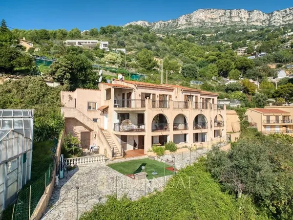Èze - Villa de Prestige avec Vue Mer et Fort Potentiel - À 6 km de Monaco