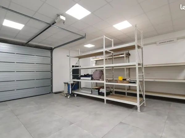 Garage / Local haut de gamme 56 m² - HSP +3 m - Porte sectionnelle - Investissement ou usage pro - R