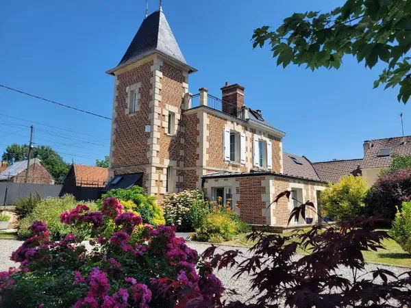Maison de caractère avec tour et toit-terrasse 