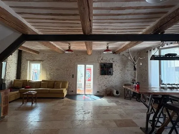 Maison de village rénovée 95 m² - 3 ch - cave 48 m² - cour + véranda