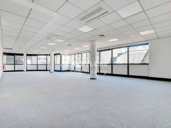 Bureaux 739 m²