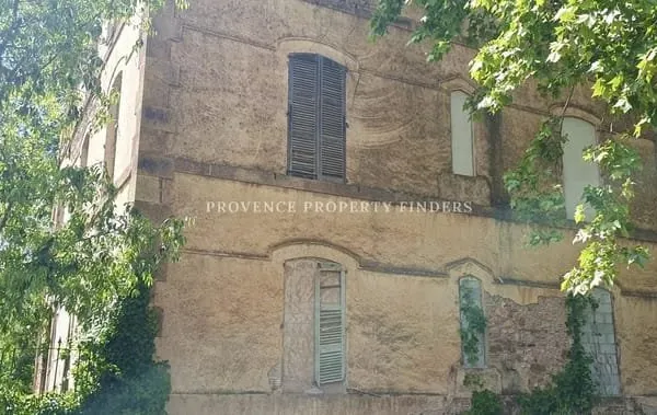 Le Cannet des Maures ancienne château demande des gros travaux.