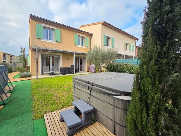 GRIMAUD: Maison 5 pièces 110m2 avec jardin et parkings.