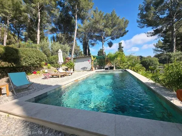 Maison Sanary Sur Mer au calme 5 pièce(s) 103 m2 ,piscine ,jardin,garage