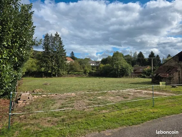 Terrain de 3830m2 dont 2031m2 constructible avec CU2 avec une ancienne ferme et un garage avec fosse