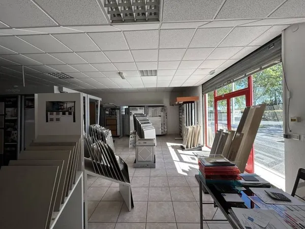 Local commercial 300 m²