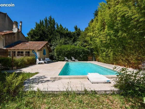 Maisonnette sur terrain constructible avec piscine a viabiliser
