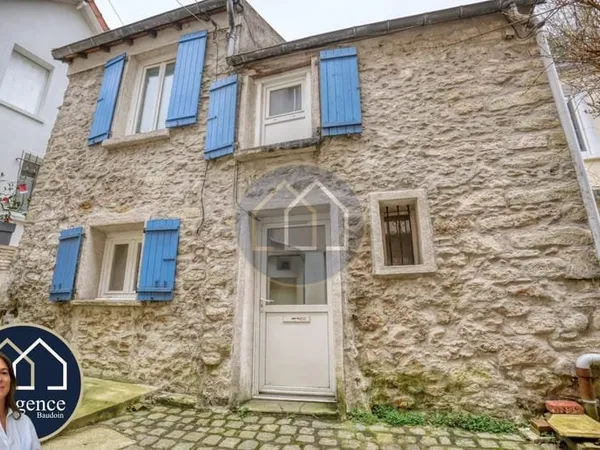 Charmante petite maison de ville très bien située au coeur du village de L'étang-la-Ville. Terrain d
