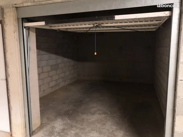 Grand Box / garage / parking en sous sol