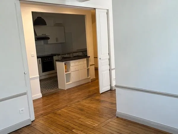 Appartement F2bis 60m2 hyper centre 5 min place Forum 750 euros CC