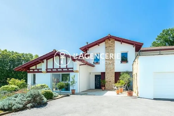 Maison 5 pièces 220 m²