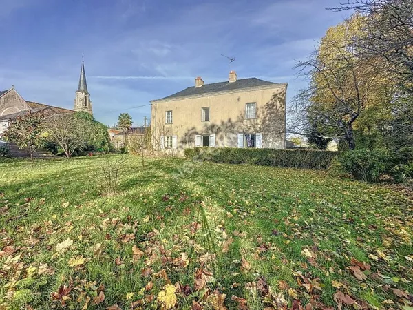 Maison à vendre à quelques minutes de SAINT MARS LA JAILLE avec 3 chambres, dépendances et jardin.