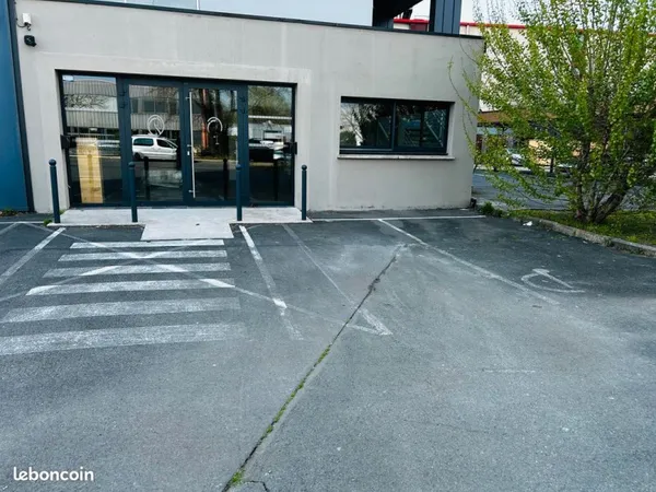 Local commercial emplacement N°1