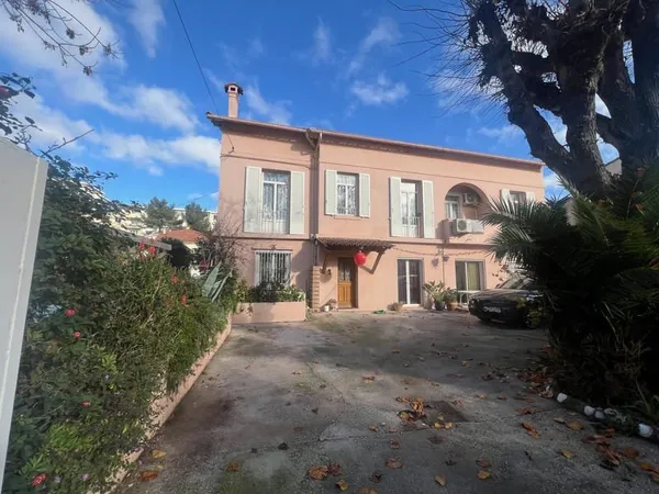 MOURILLON- Vaste villa de 4 appartements