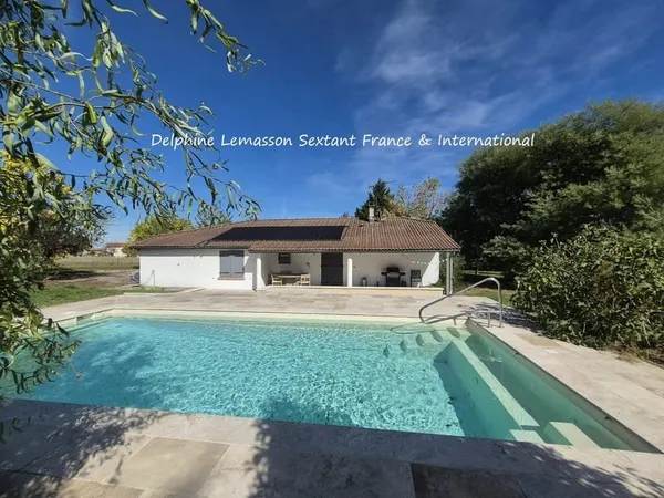 Charmante maison de plain-pied avec piscine chauffée et grand parc arboré