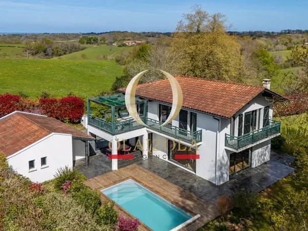 Saint-Pée-sur-Nivelle - Maison avec piscine et vue dégagée dans un environnement calme