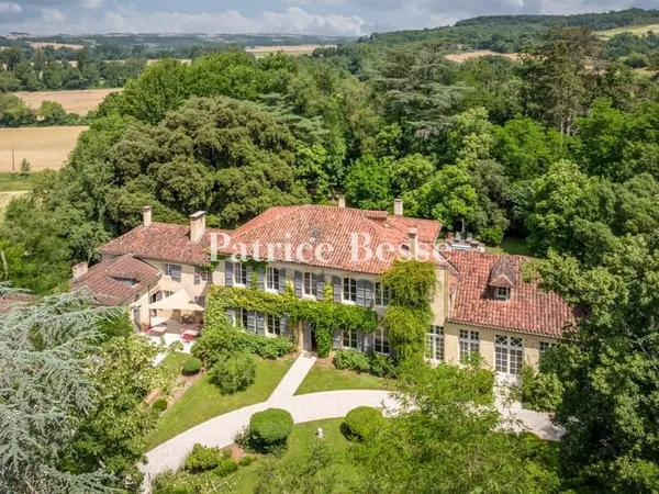 Dans le Sud-Ouest, au coeur du département du Gers, une maison de maître rénovée et ses dépendances,