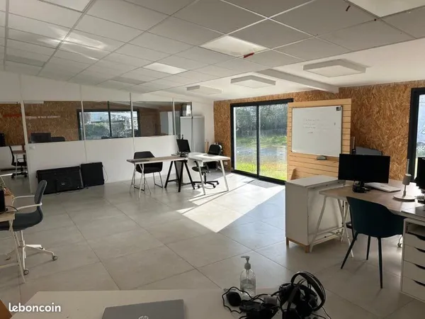 Bureaux 300m2 + dépôt 220m2 Zone La Folie 85