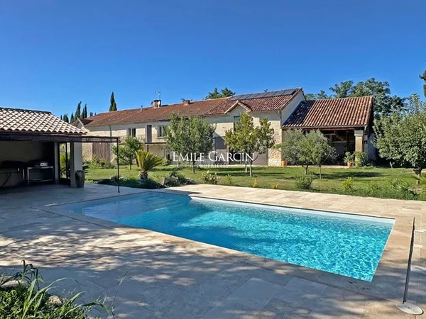 A vendre, grand mas en pierre rénové avec jardin et piscine