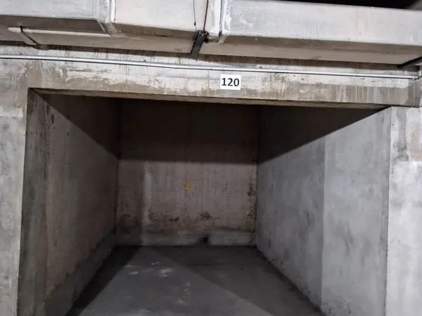 Place de parking - ANGOULEME - 7000