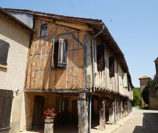 Maison dans un beau village médiéval à vendre