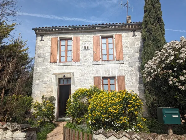 Maison à vendre SEGONZAC (16) Maison en moellons avec garage et grand jardin