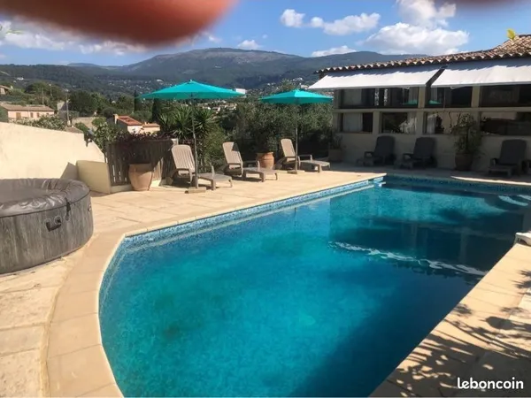 Très belle et grande bastide sur 2 niveaux plus dépendances,Piscine terrain 2 entrées avec 2 portail