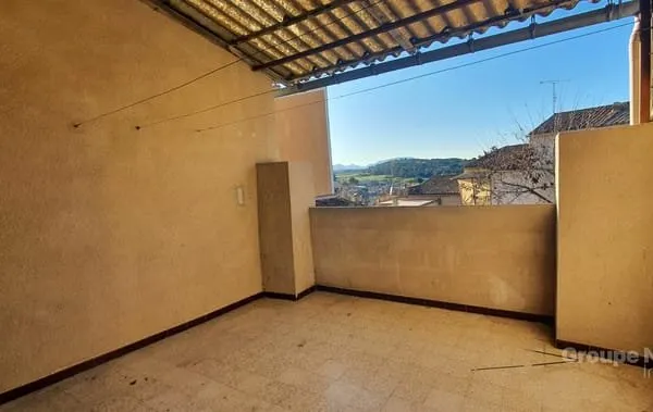 Maison de village avec terrasse et petite cour.