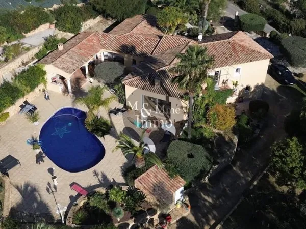 Superbe maison familiale avec piscine à Bandol (83150)