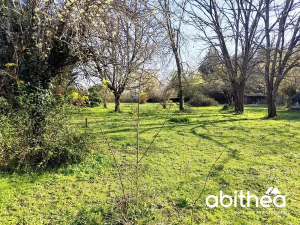 À vendre Terrain constructible de 1 300 m2, en seconde lig