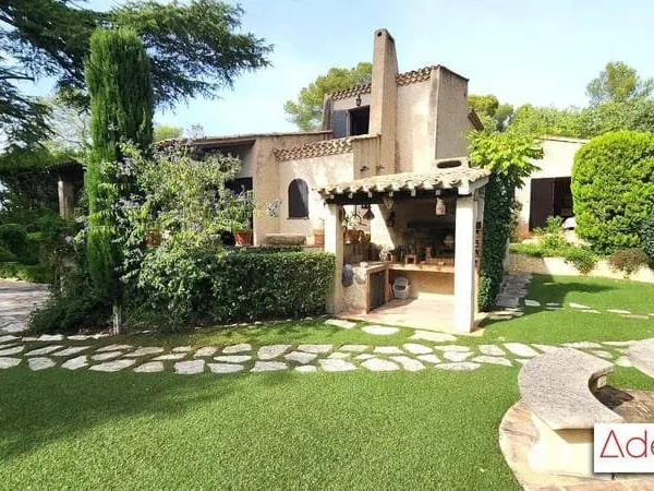 Maison 7 pièces 240 m²