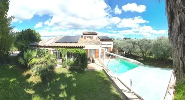 Hyères Ayguade, villa de 260m2 avec piscine et garage sur 1500m2 de terrain paysagé.