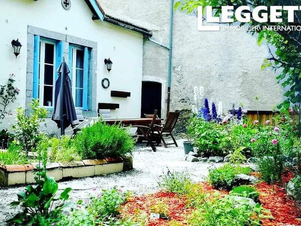 Spacieuse maison comprenant 5 chambres, 5 salles de bains, 3 salons, 2 cuisines, 2 bureaux, atelier 