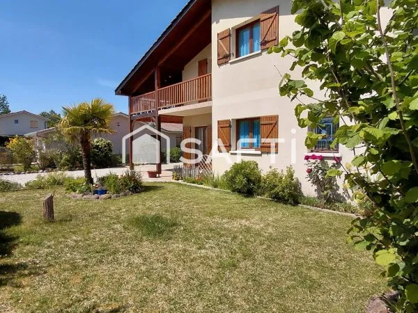MAISON T4 DE 210 m² AVEC APPARTEMENT T3 INDEPENDANT, GARAGE, TERRASSES, AU CALME.