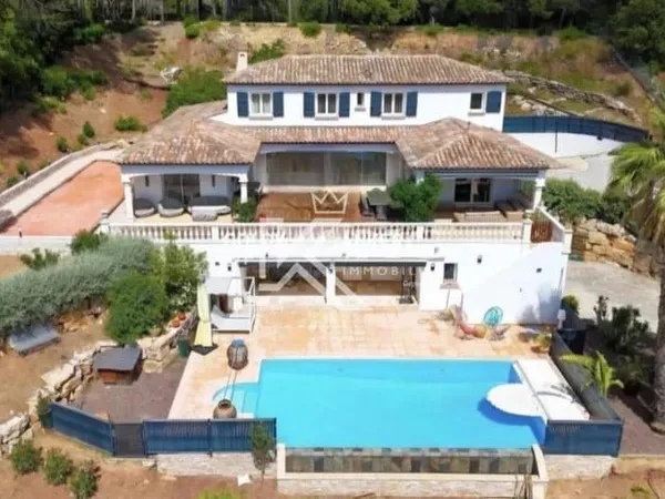 PROPRIETE A PUGET SUR ARGENS