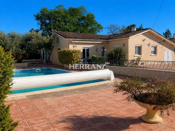 Maison de plain-pied avec piscine et jardin clos de plus de